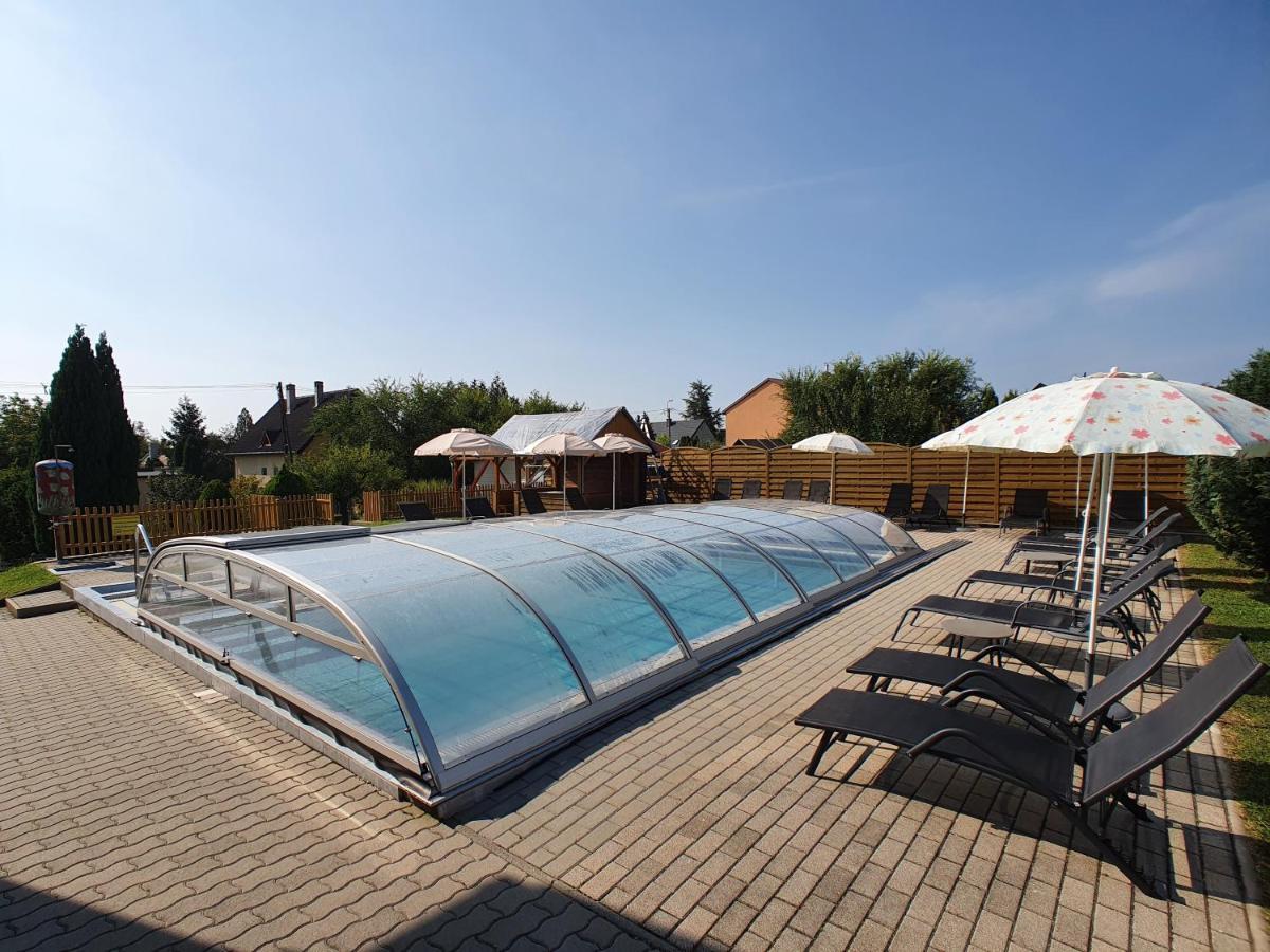 Krisztián Apartmanház Vonyarcvashegy Exterior foto