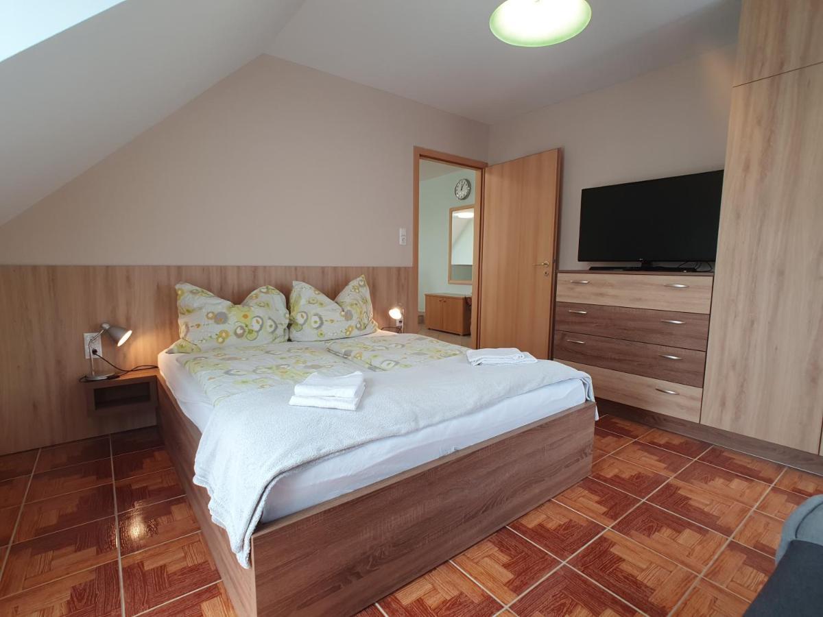Krisztián Apartmanház Vonyarcvashegy Exterior foto