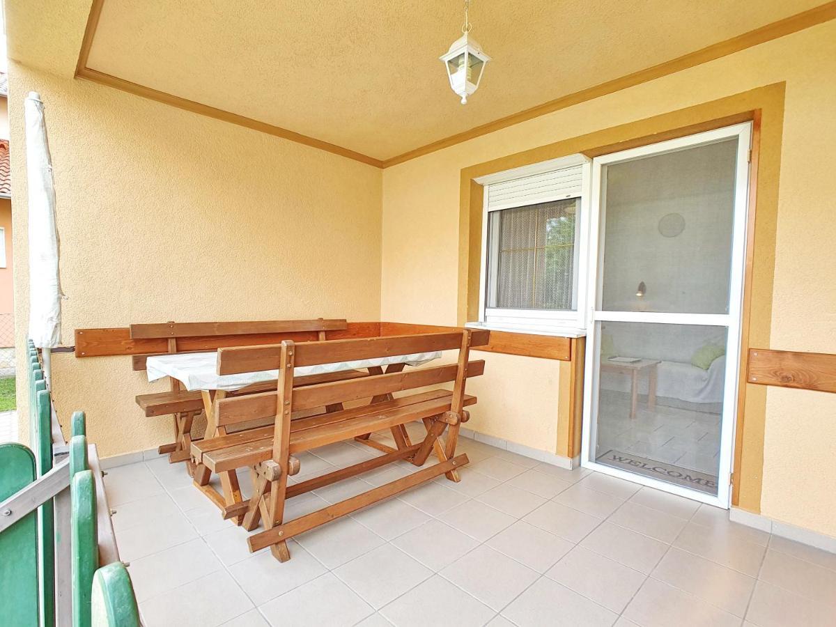 Krisztián Apartmanház Vonyarcvashegy Exterior foto