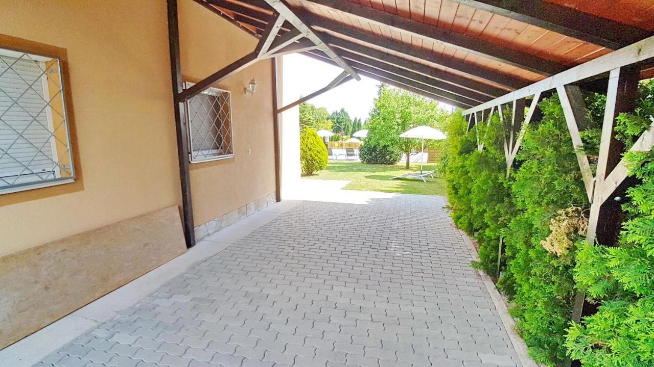 Krisztián Apartmanház Vonyarcvashegy Exterior foto