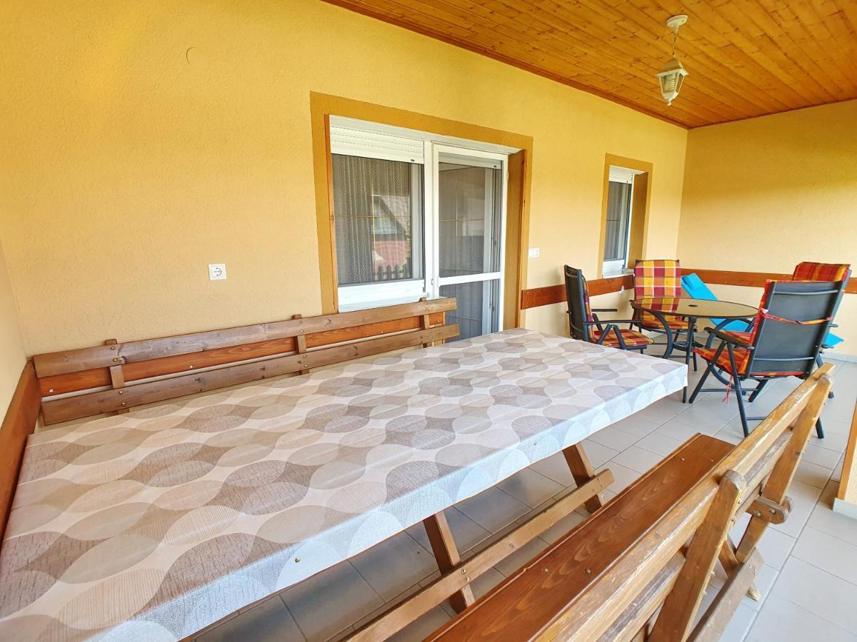 Krisztián Apartmanház Vonyarcvashegy Exterior foto