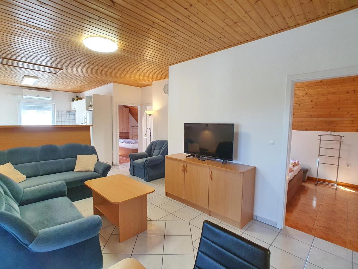 Krisztián Apartmanház Vonyarcvashegy Exterior foto