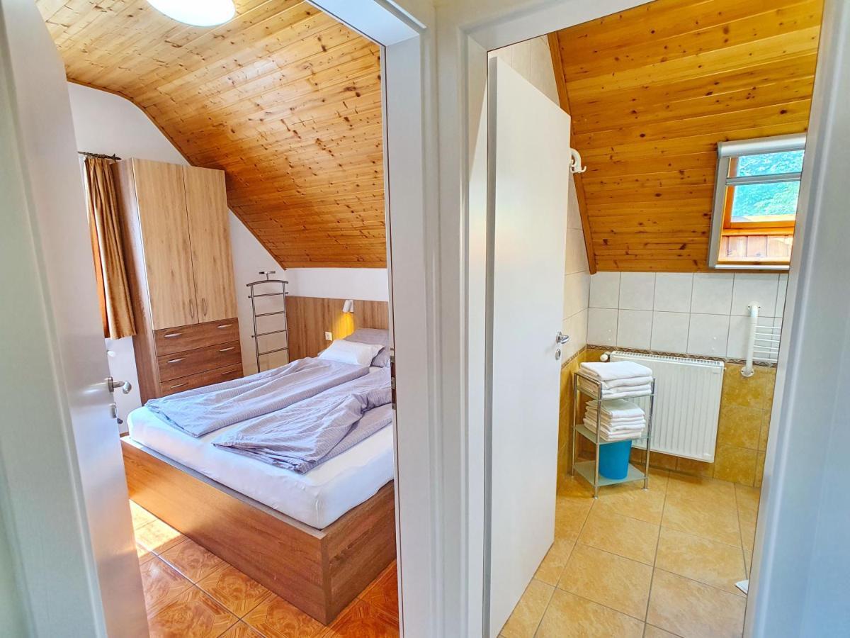 Krisztián Apartmanház Vonyarcvashegy Exterior foto