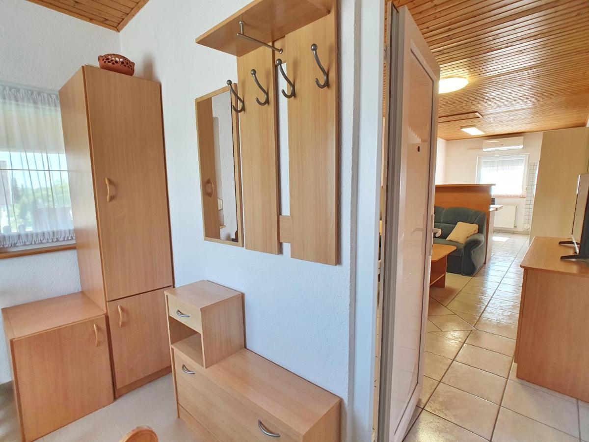 Krisztián Apartmanház Vonyarcvashegy Exterior foto
