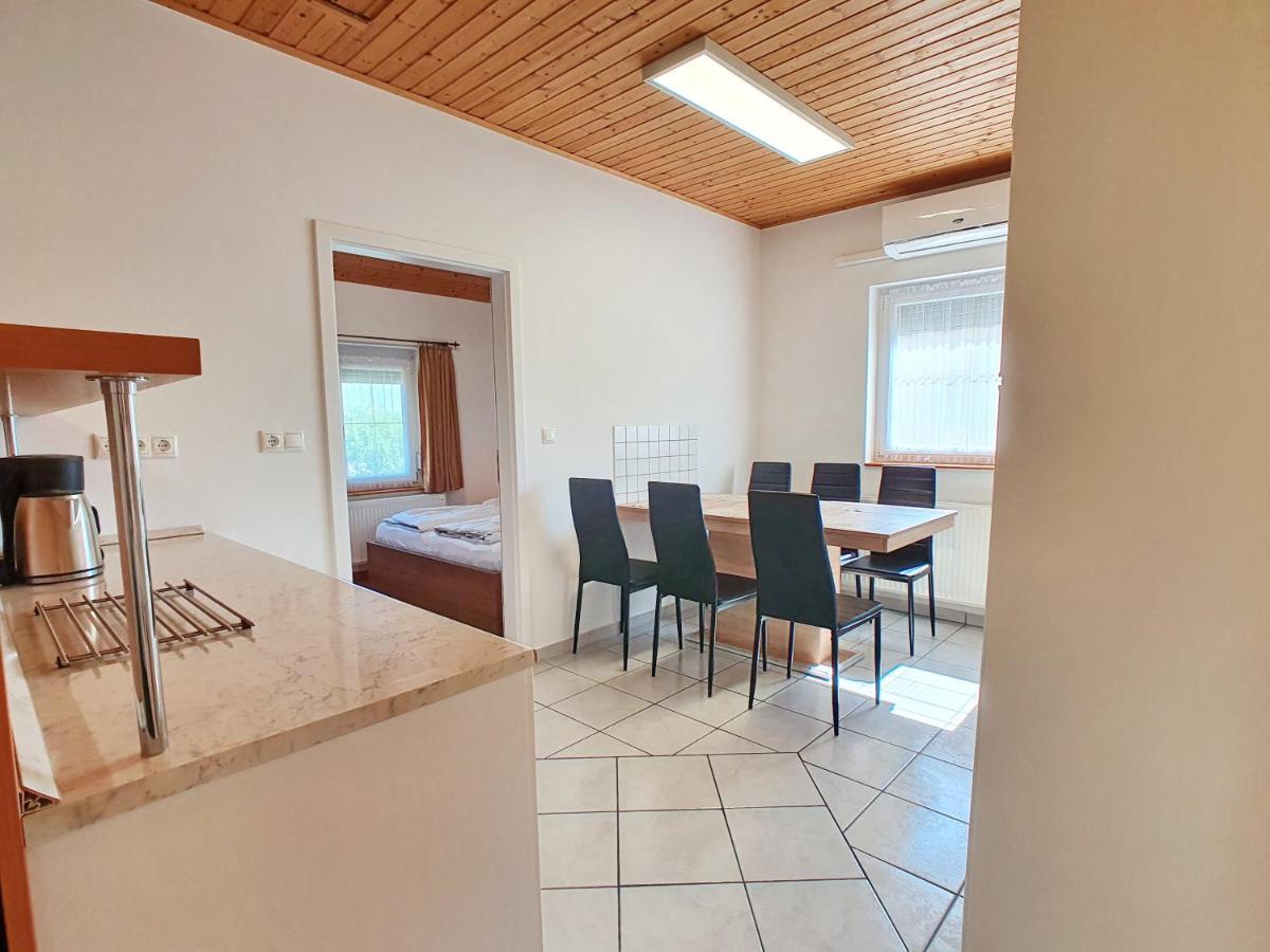 Krisztián Apartmanház Vonyarcvashegy Exterior foto
