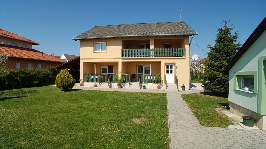 Krisztián Apartmanház Vonyarcvashegy Exterior foto