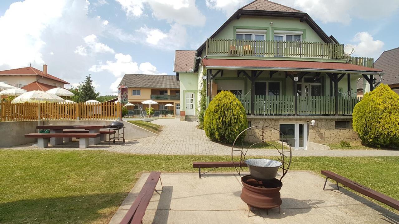 Krisztián Apartmanház Vonyarcvashegy Exterior foto